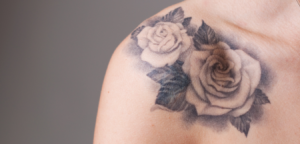 tatuagem de flor no braço feminino