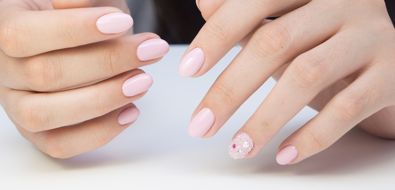 unhas de gel curtas e simples