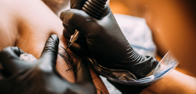 tatuagem feminina na perna flores