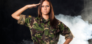 Look jaqueta verde militar feminina