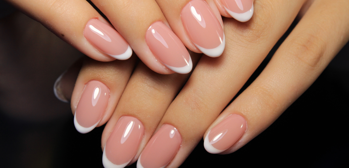 unhas com francesinha colorida: