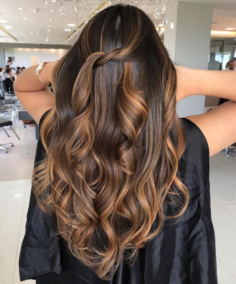 Cabelo preto com luzes: 5 ideias incríveis