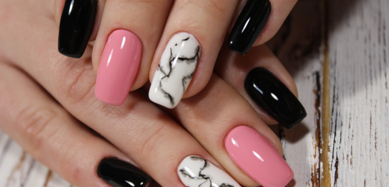 unhas pretas decoradas em gel