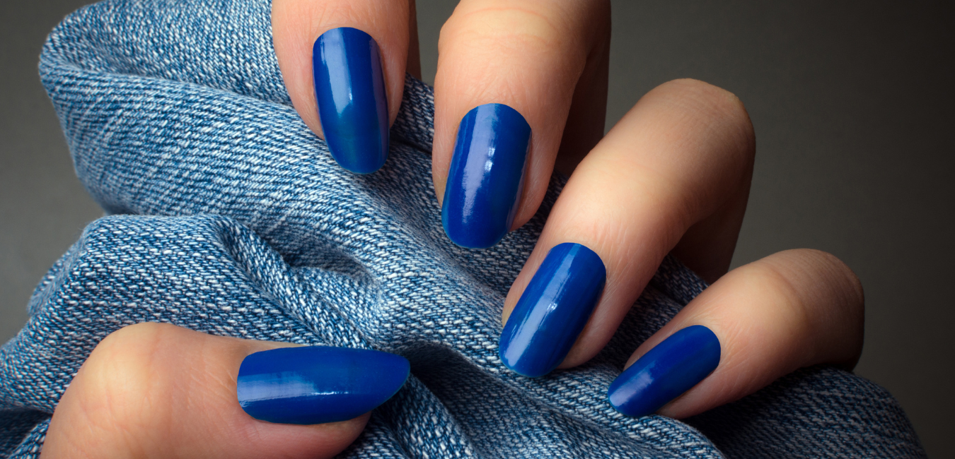 Unhas encapsuladas em azul