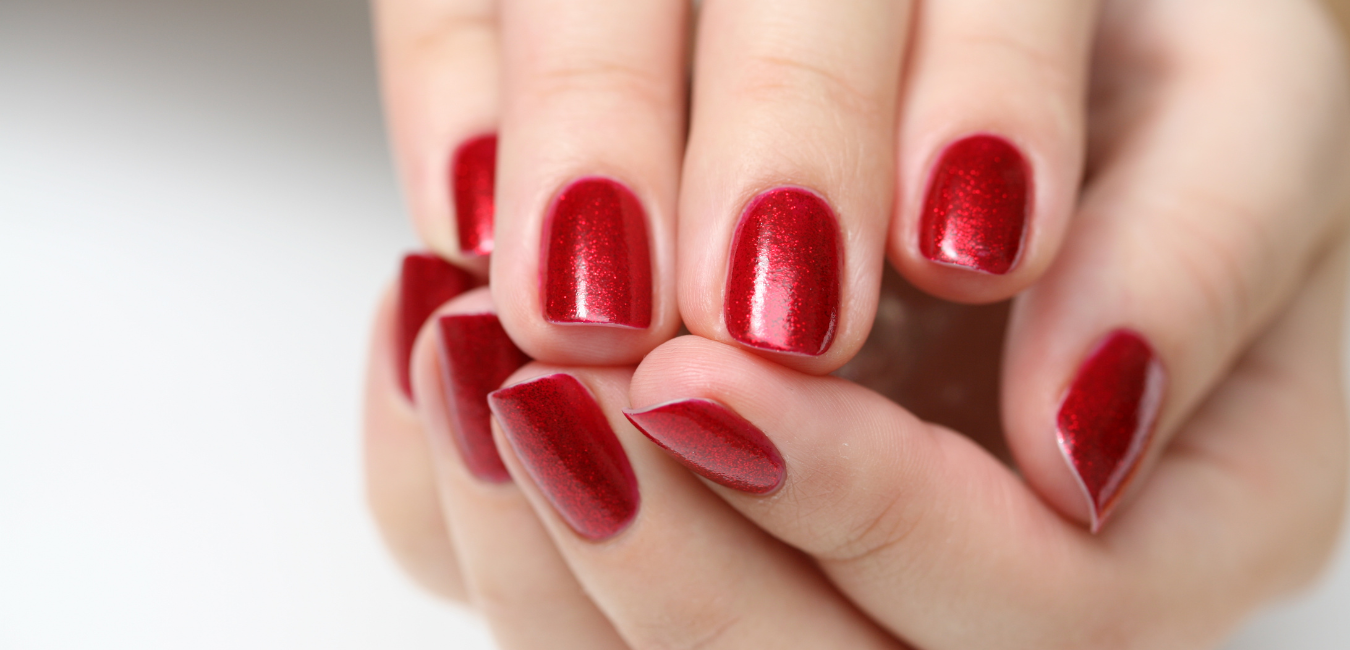 unhas pintadas de vermelho