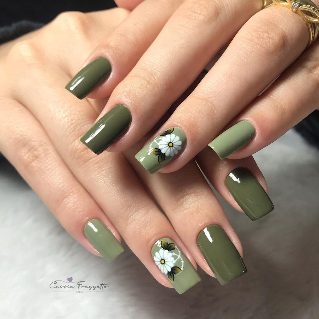 Nail art verde militar