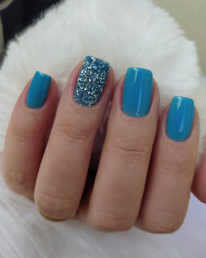 Unhas celeste com glitter