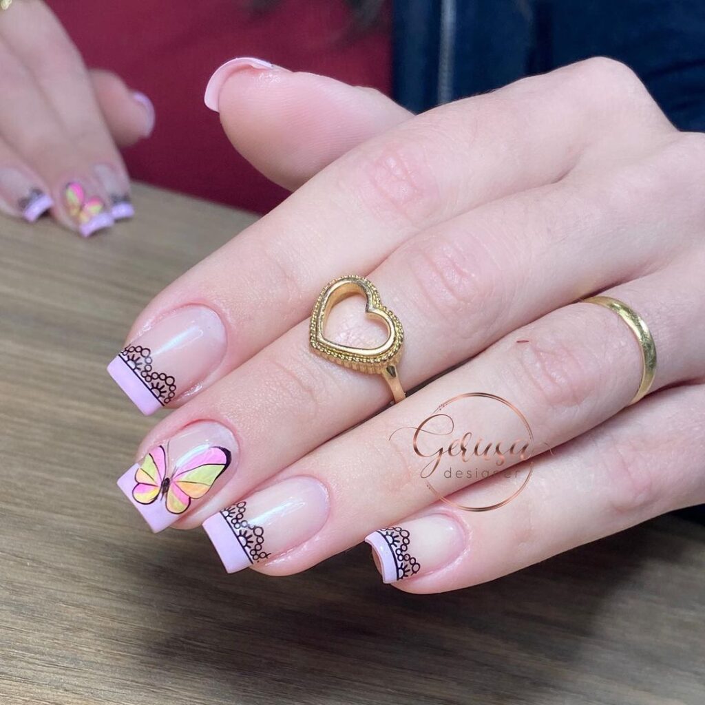 Unhas com decoração em adesivos