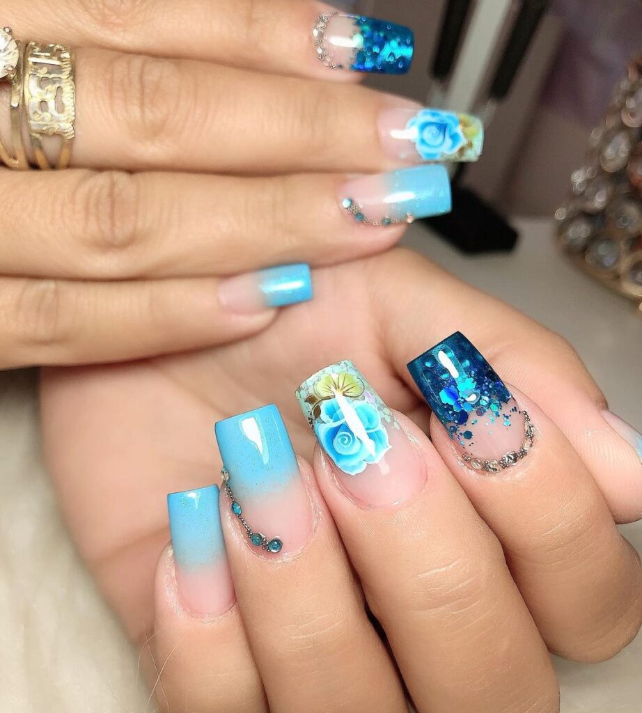 Design de unhas com flores azul