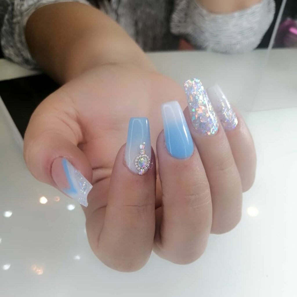 unhas baby azul