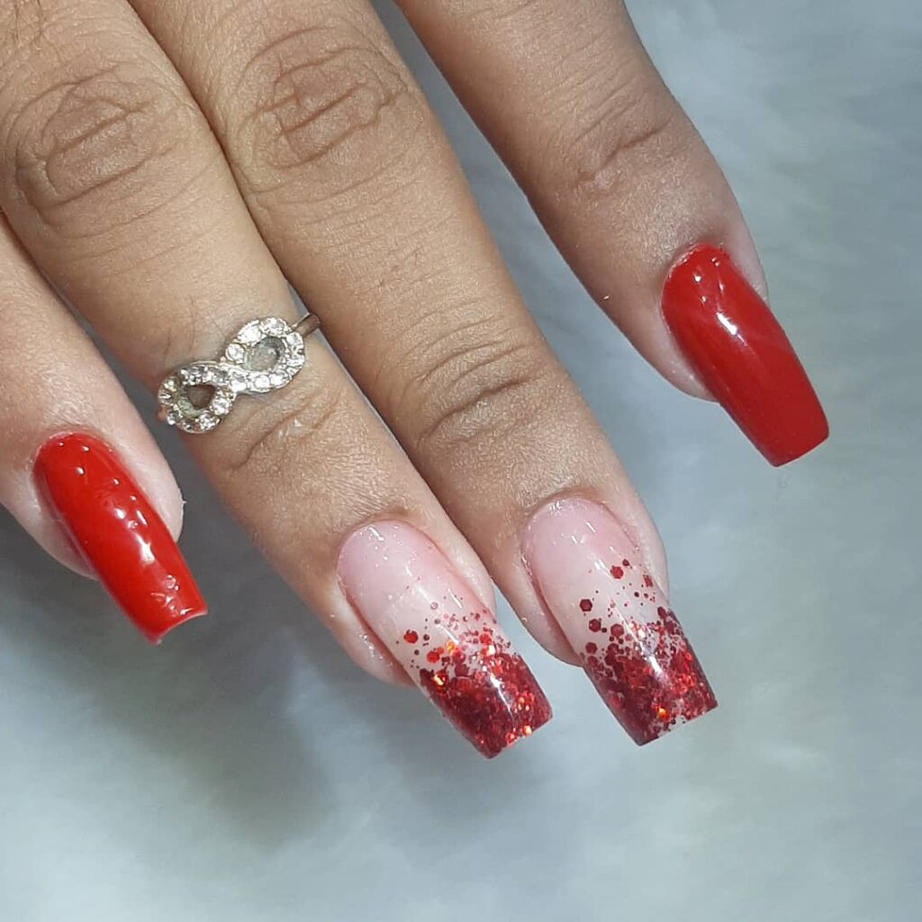 Unhas vermelhas com glitter