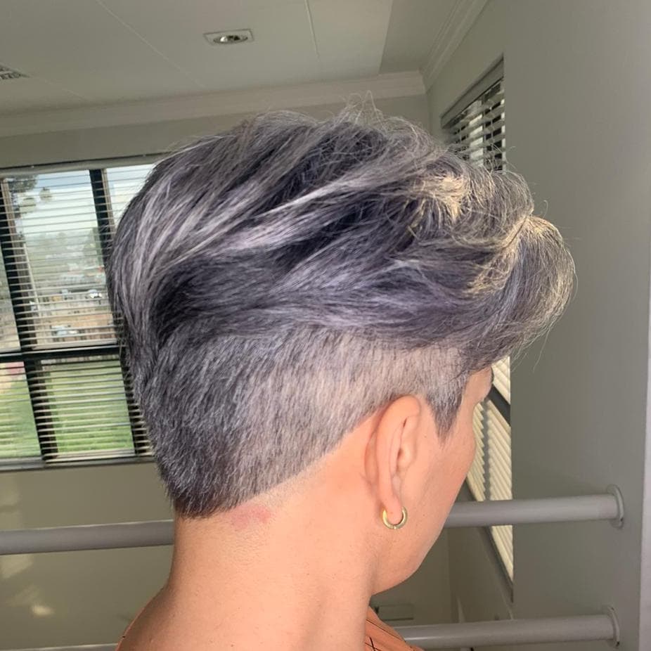 Corte de cabelo feminino raspado e grisalho