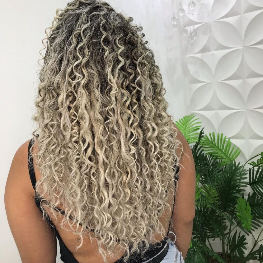 Cabelo cacheado platinado