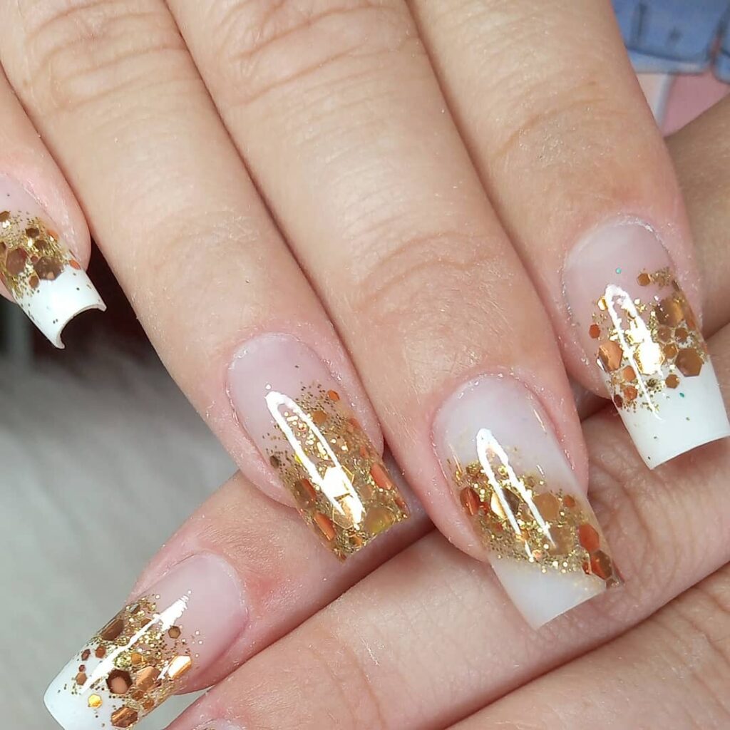 Unhas glitter dourado