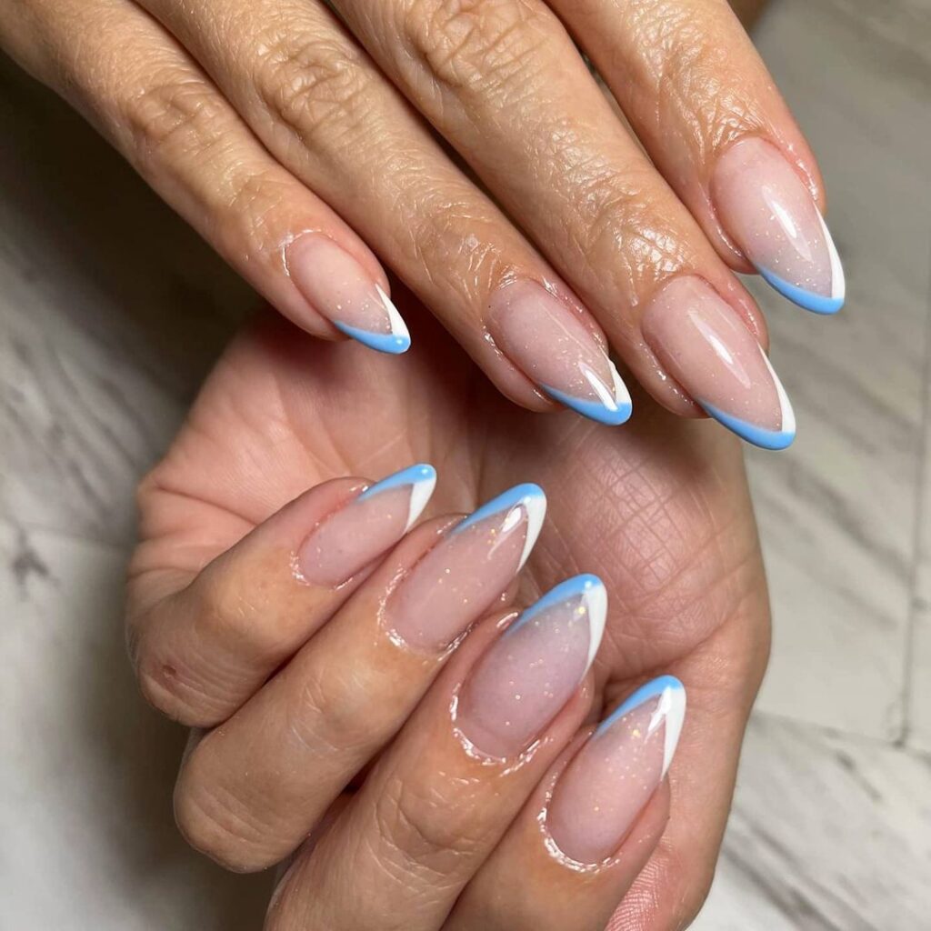 Unhas azul e branco delicada