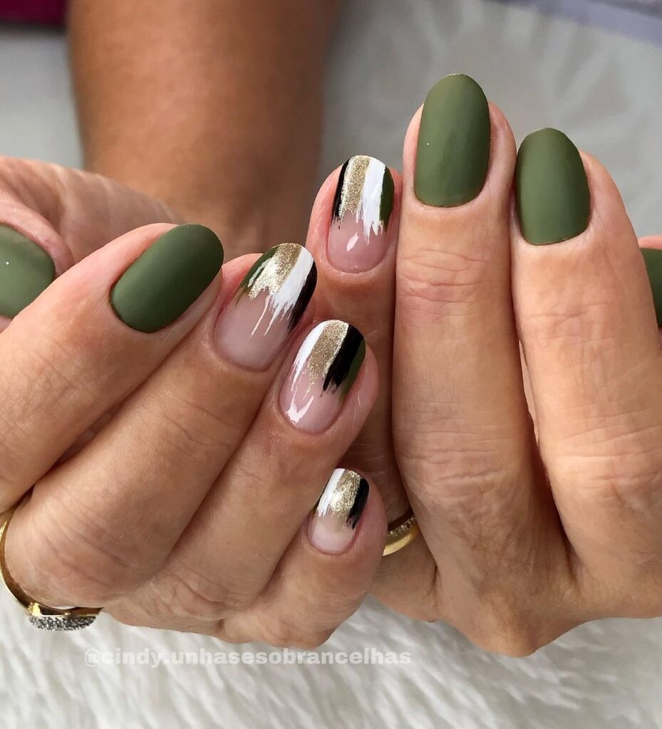 Nail art verde fosca