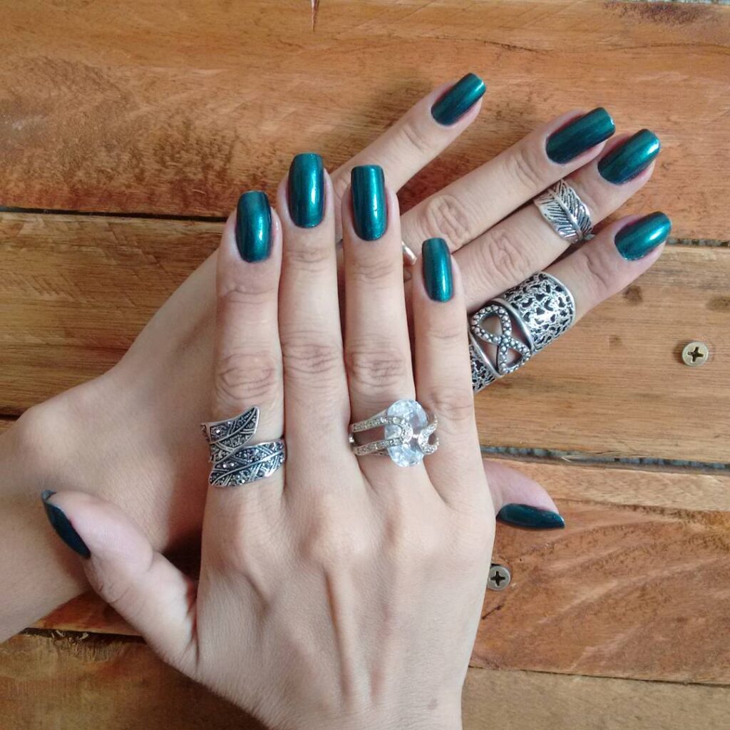 Nail art verde esmeralda