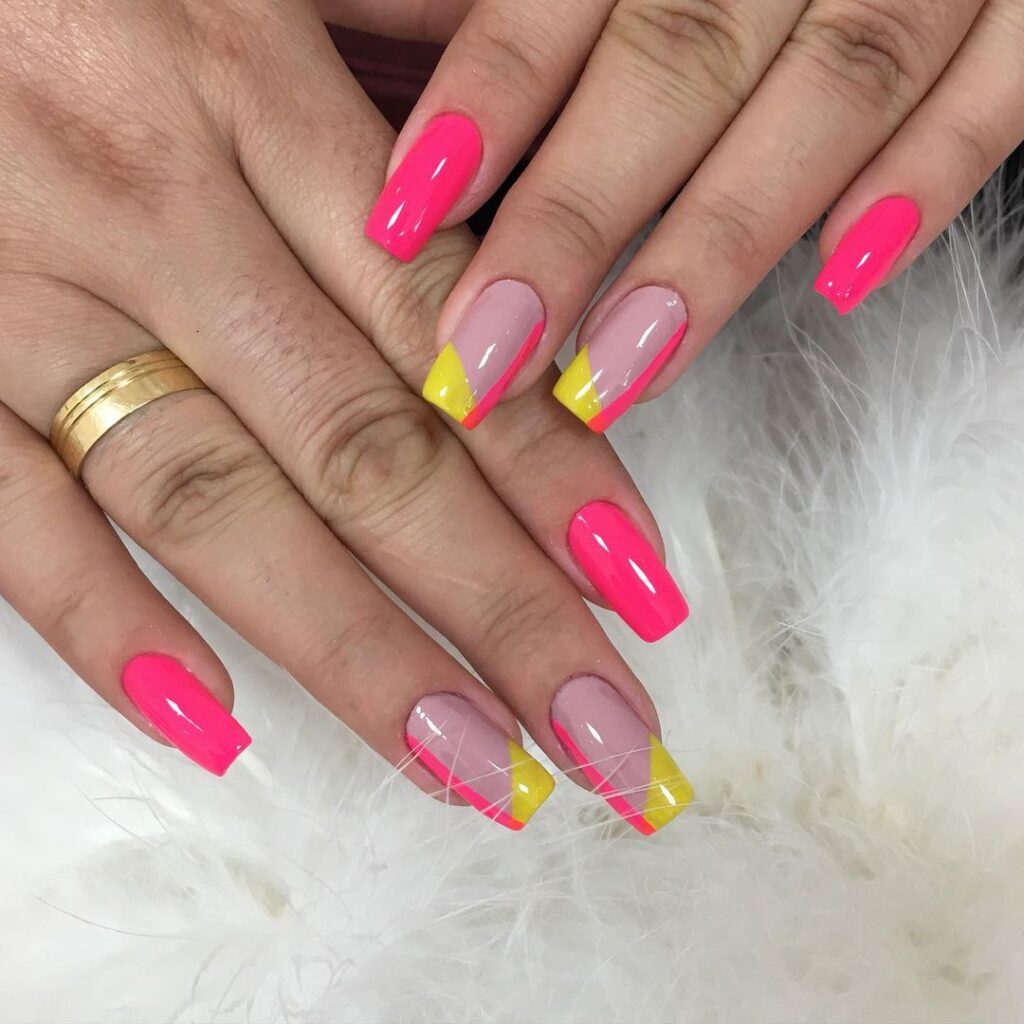 Unhas decoradas com rosa fluorescente