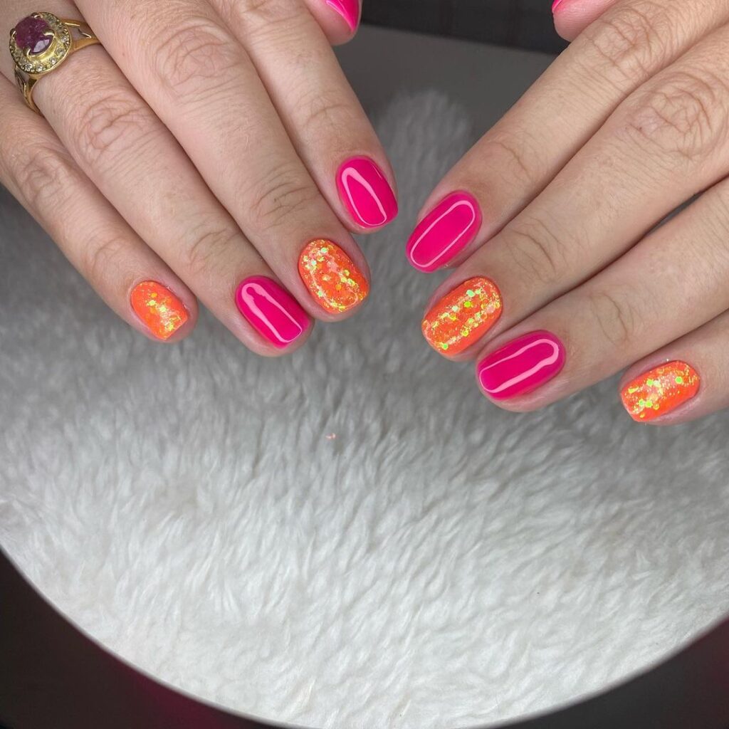 Unhas rosa neon com laranja