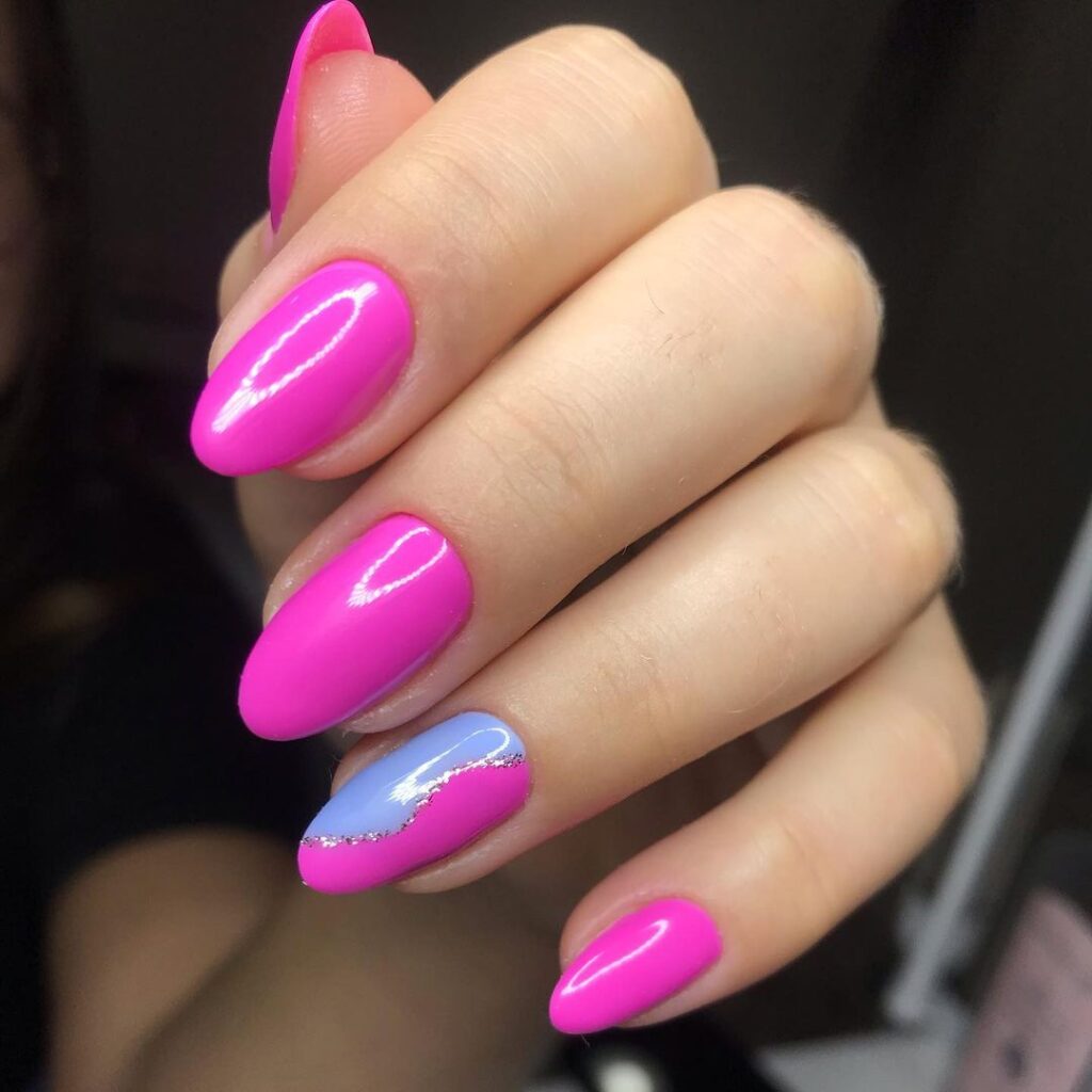 Unhas rosa com detalhes azul