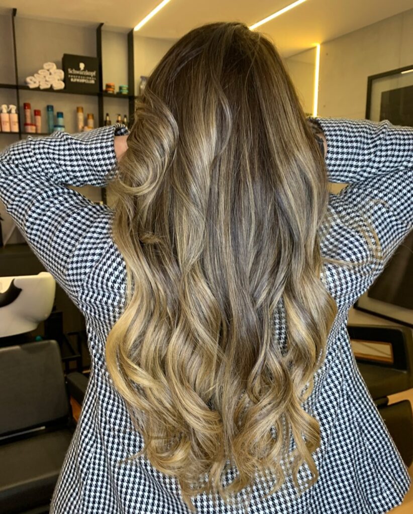 Cabelo ondulado com mechas loira