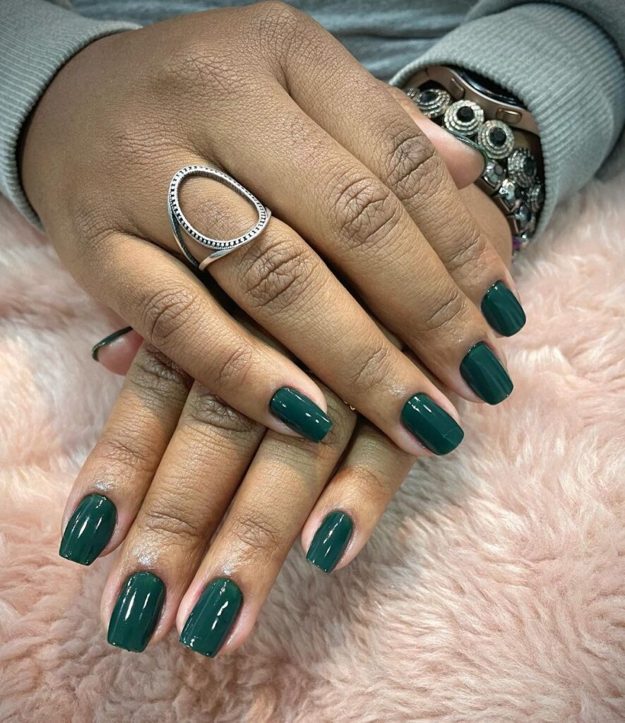 Unhas cor verde escuro