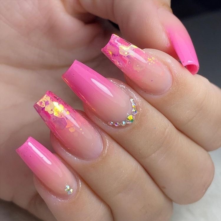 Nails designer em rosa chiclete 