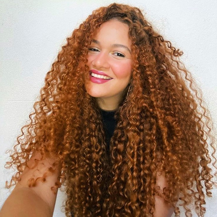 cabelo tom ruivo escuro cacheado 