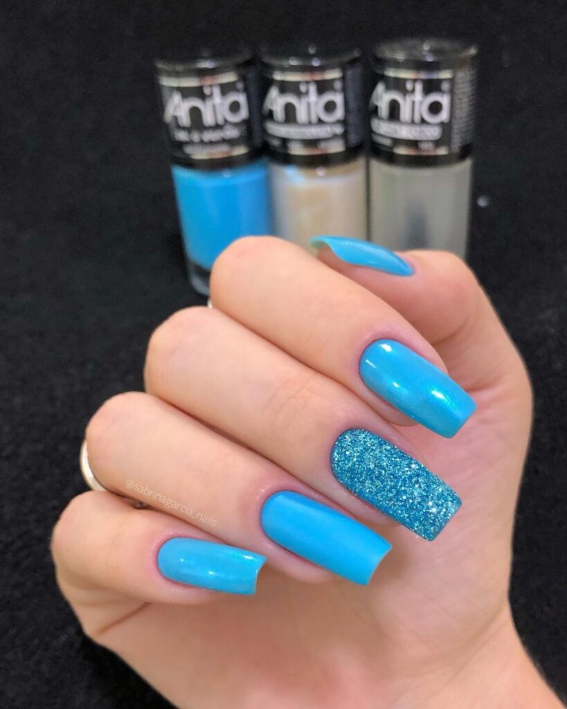 Unhas com brilho azul