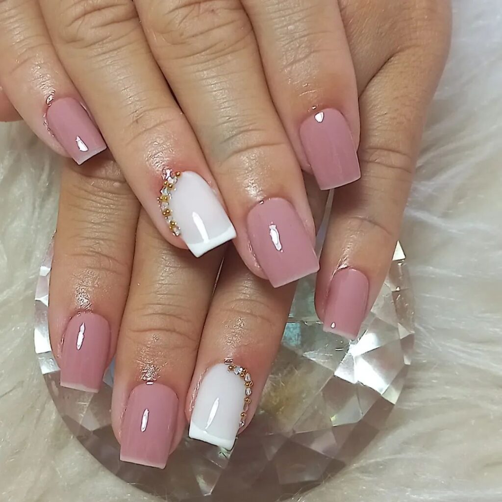 Delicadeza também com unhas postiças