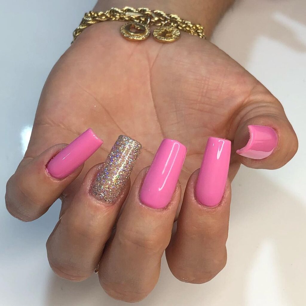 Unhas decoradas rosa chiclete com glitter