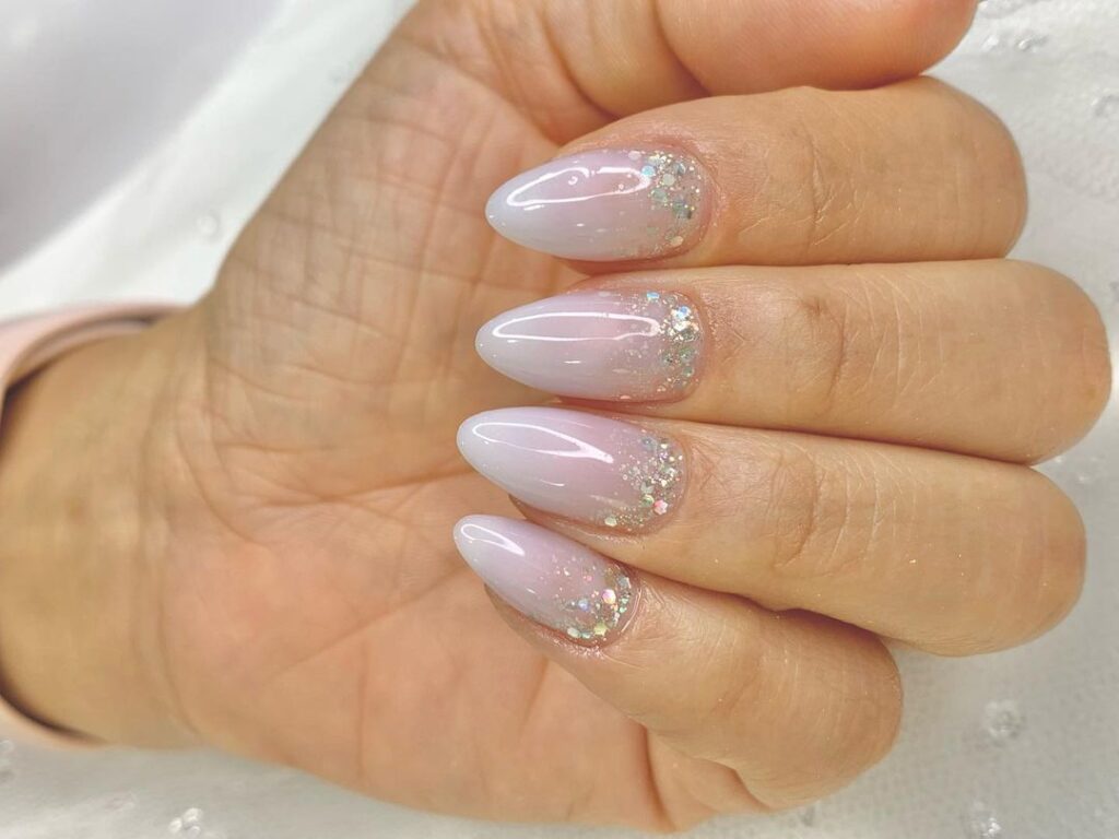 Unhas com brilho prata