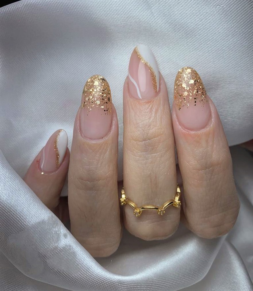 Nail dourado