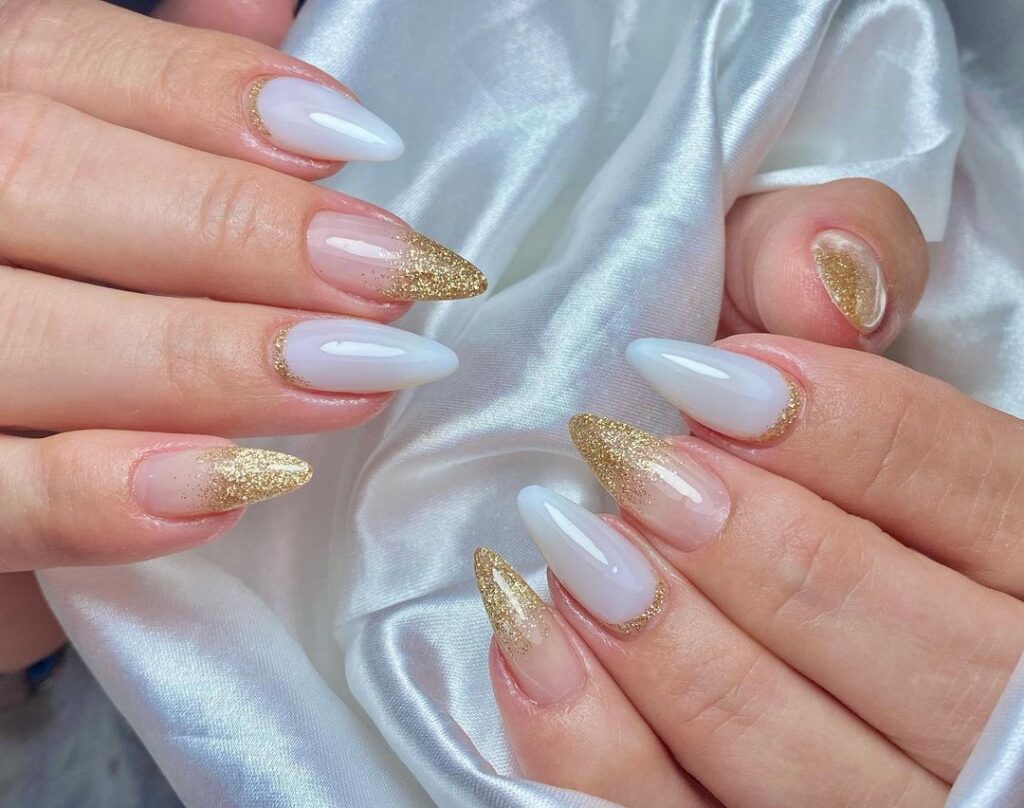 unhas glitter dourado