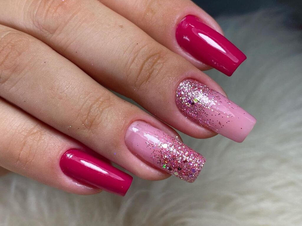 Esmaltação rosa chiclete e glitter