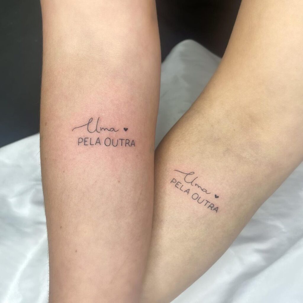 Mae e filha tatuagens delicadas