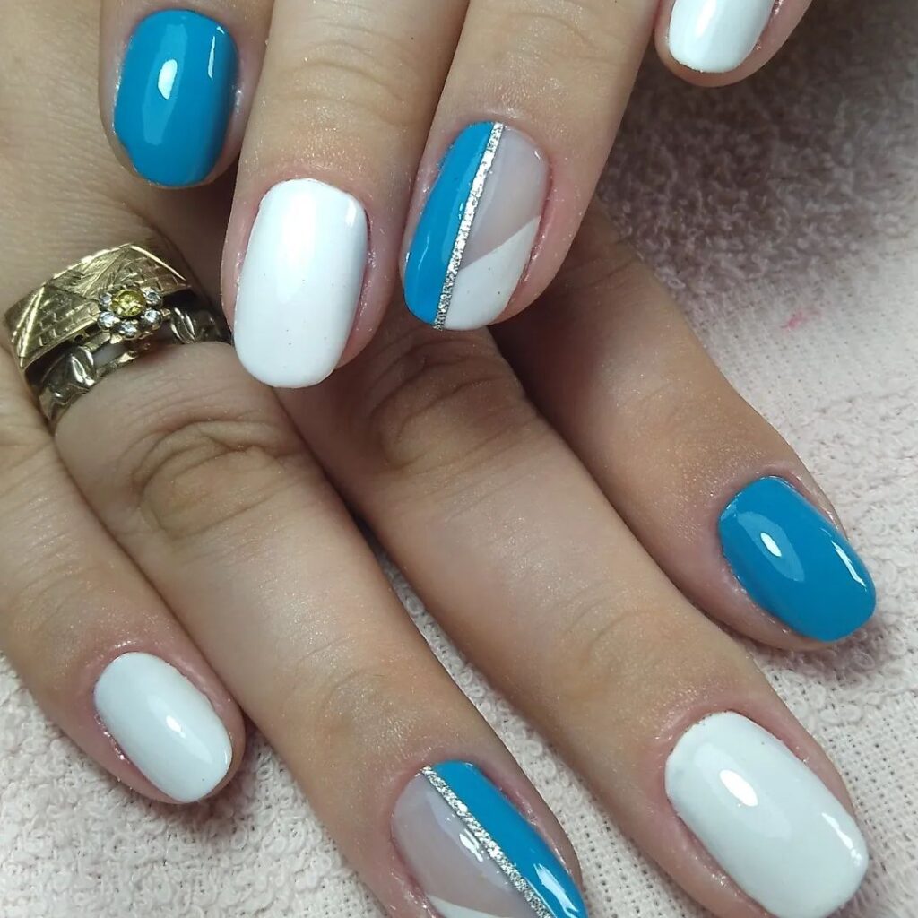 Unhas decoradas azul com branco