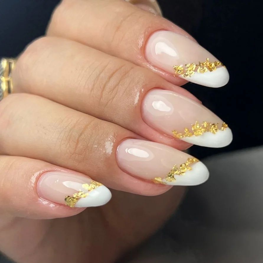 Unhas com brilho dourado