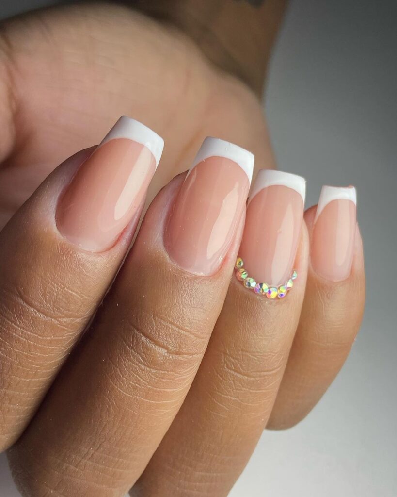 Unhas nude com francesinha