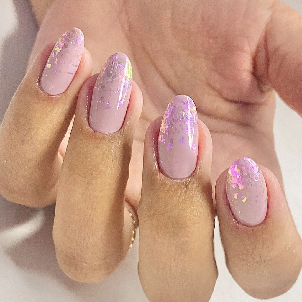 Unhas delicadas com esmalte em gel