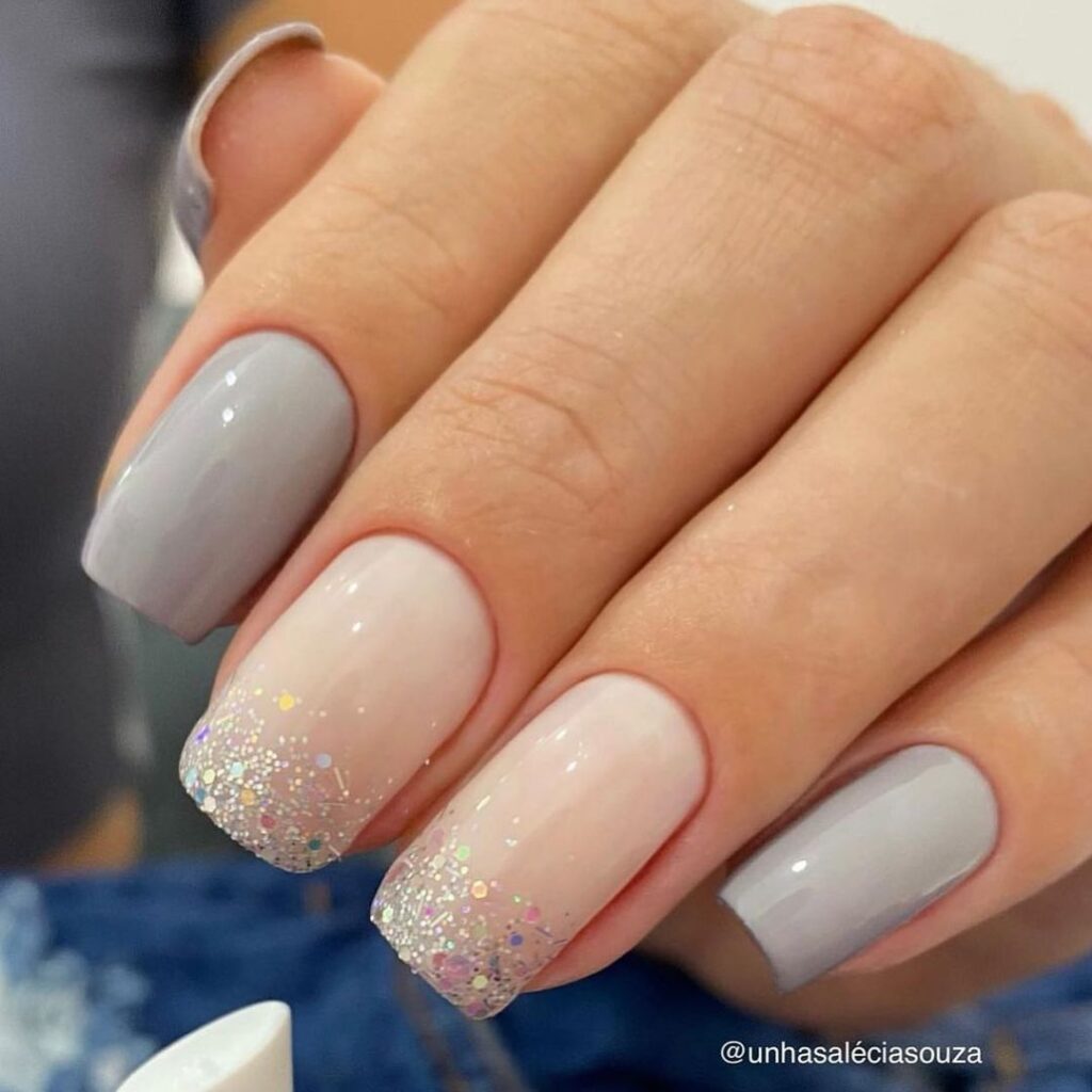 Esmaltação clarinha com glitter