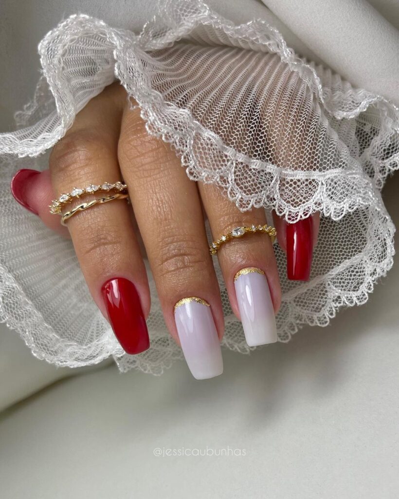 Unhas pintadas de vermelho e branco