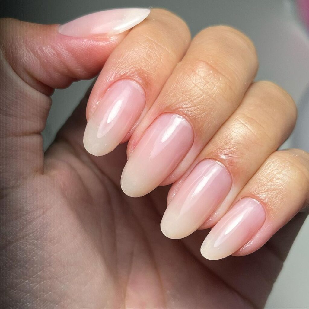 Unha de gel natural amendoada de salão