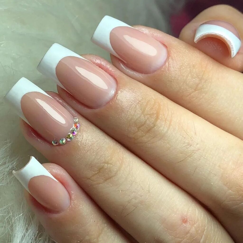 Unhas de gel francesinha pontuada