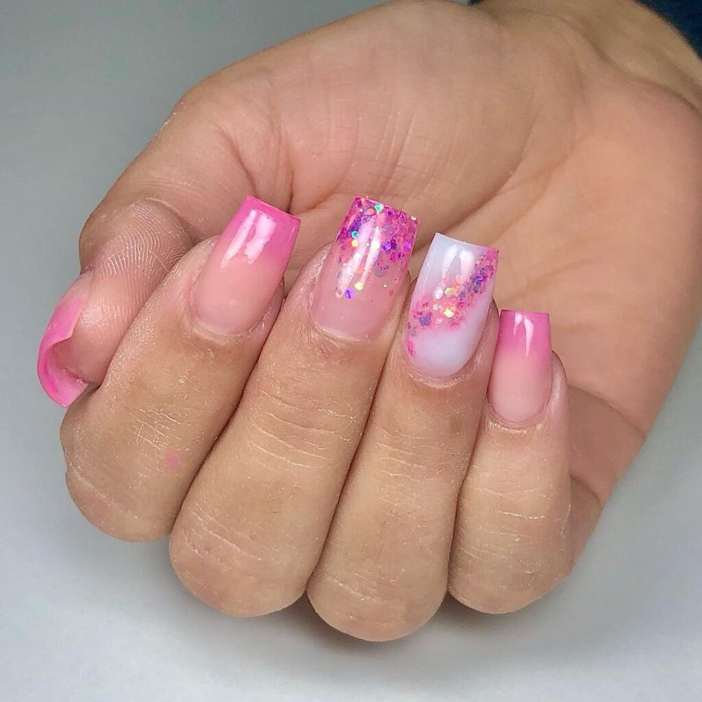 Unhas encapsuladas com glitter rosa