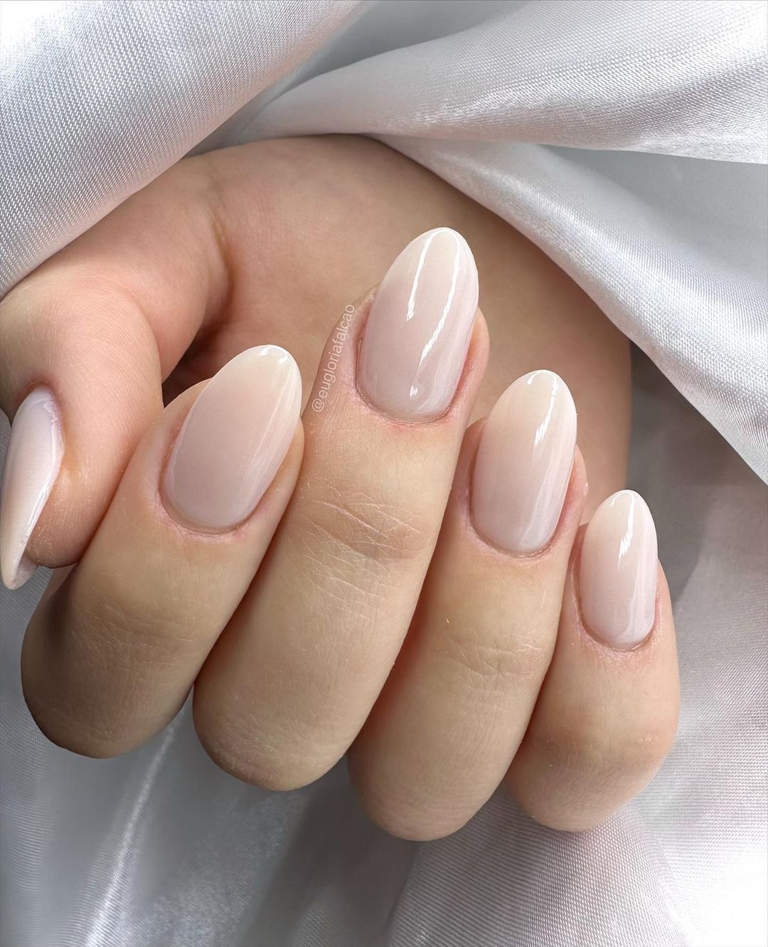 Esmalte claro: Delicadeza nas mãos! - Portal Zoe