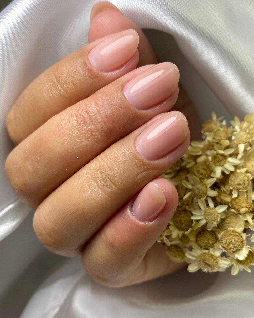 Unhas delicadas amendoadas