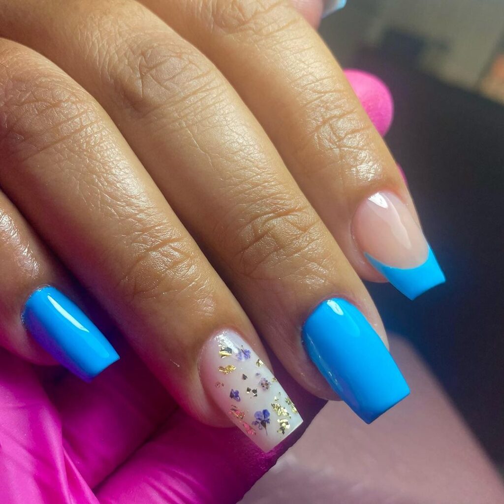 Unhas em gel decoradas azul claro com adesivo