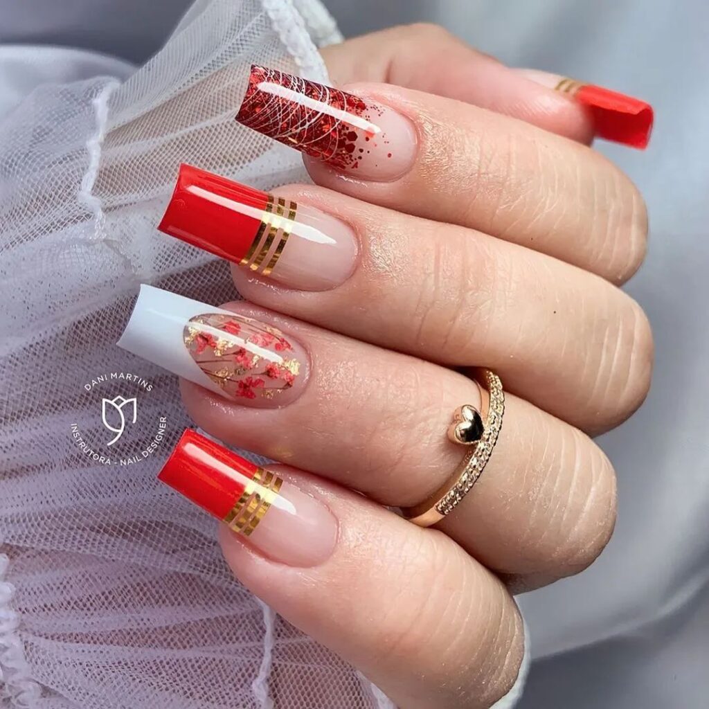 Unhas em vermelho e branco