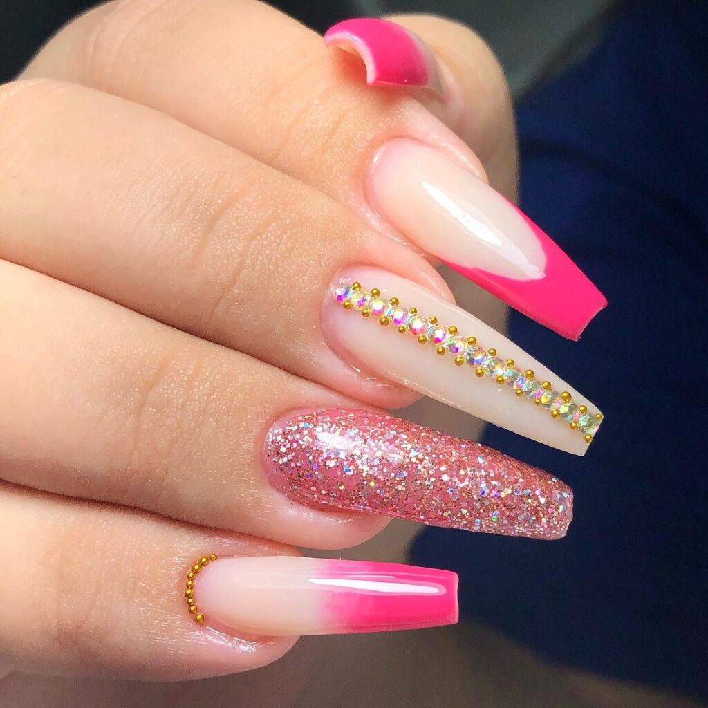 Unhas estilosas e decoradas cor chiclete